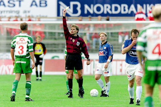 Anders Frisk, Domare ger gult kort till Peter Markstedt,