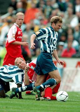 Andreas Andersson rycker loss från Jörgen Ohlsson i sin