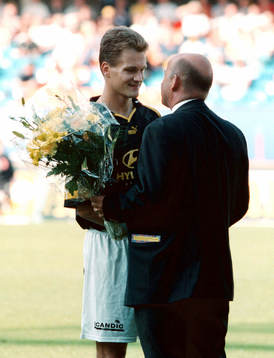 Gary Sundgren, AIK avtackas med blommor av Stefan