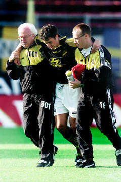 Pierre Gallo, AIK skadad och får hjälp av planen