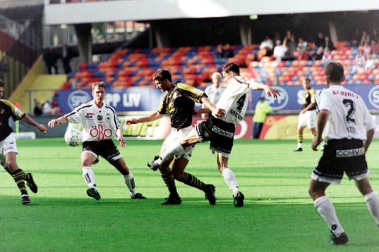 Patrik Fredholm, AIK uppvaktas av Thomas Andersson, Örebro