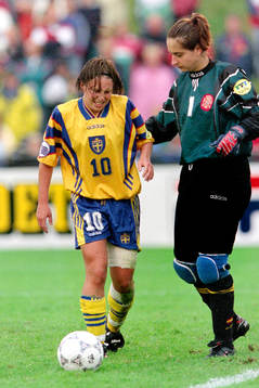 Hanna Ljungberg, Sverige och spaniens målvakt Roser Serra