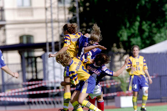 Malin Andersson och Anna Pohjanen, Sverige i kamp om bollen