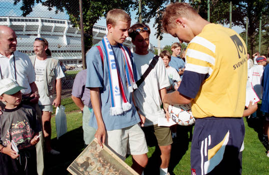 Niclas Alexandersson skriver autografer