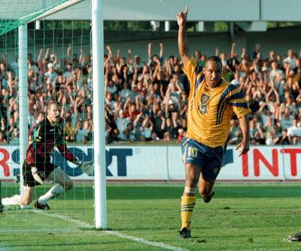 Fotboll, Sverige - Litauen. Martin Dahlin har gjort 1-0