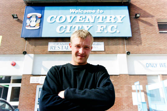 Magnus Hedman, målvakt i Coventry utanför arenan