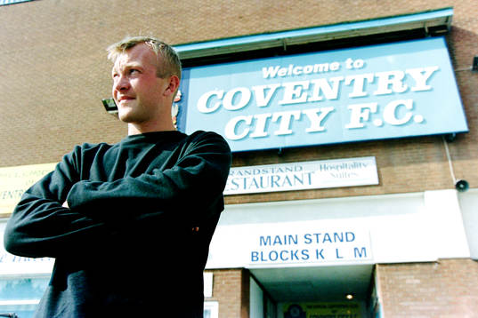 Magnus Hedman, målvakt i Coventry utanför arenan