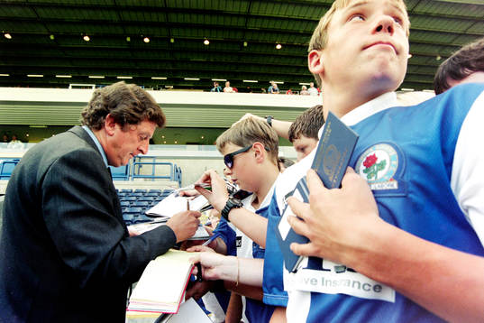 Roy Hodgson, Tränare i Blackburn skriver autografer