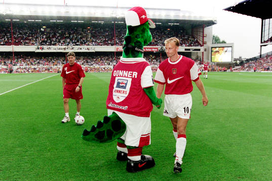 Dennis Bergkamp, Arsenal hälsar på maskoten