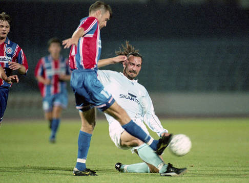 Dejan Pavlovic, Malmö försöker nå bollen