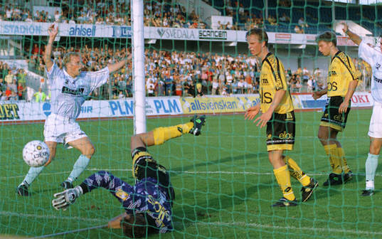Jörgen Ohlsson (Jörgen Olsson), Malmö FF, jublar