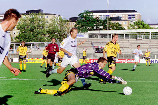 Anders Bogsjö, målvakt i Elfsborg framför malmös Niclas