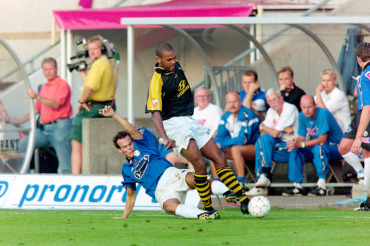 Fredrik Ljungberg, Halmstad glidtacklar Pascal Simpson, AIK