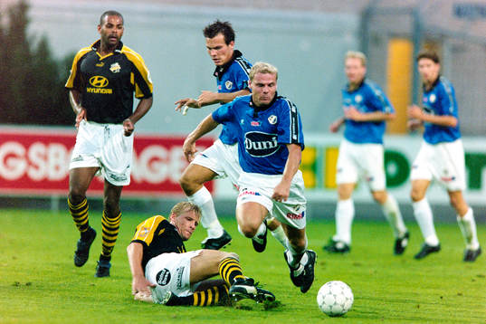 Johan Mjällby, AIK försöker stoppa Magnus Svensson,