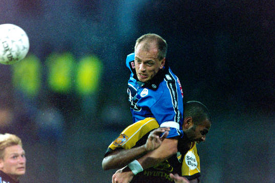 Tommy Andersson, Halmstad och Pascal Simpson i en nickduell