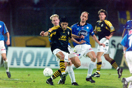 Cesar Pacha, AIK med bollen uppvaktas av halmstads
