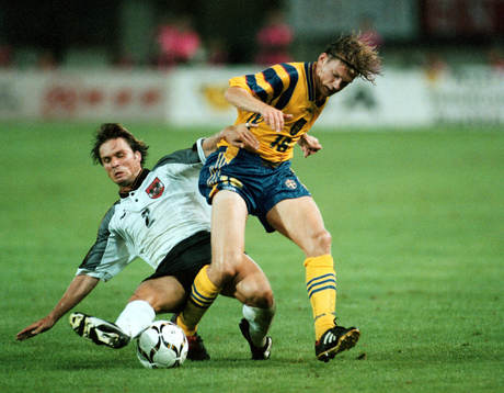 Harald Cerny tacklar Jesper Blomqvist