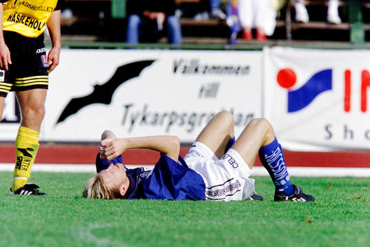 En norrbyspelare ligger skadad på planen