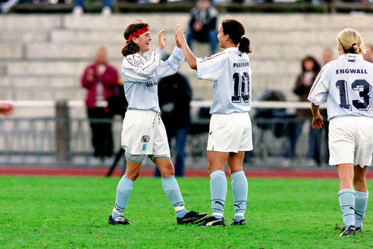 Målskytten Luiza Pendyk och Angelica Persson, Malmö jublar