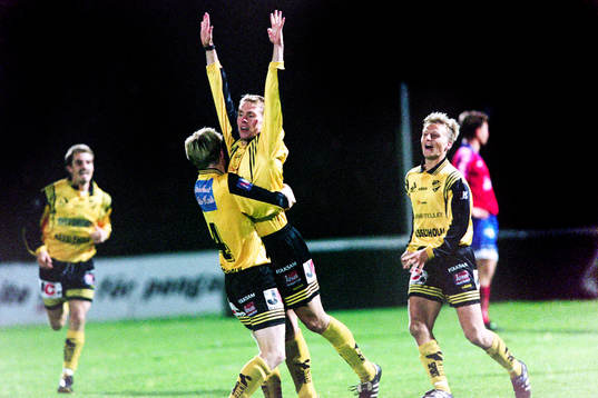 Jubel i Hässleholm. Målskytten André Jeglertz kramas om