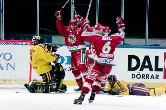 Pucken i mål bakom Boris Rousson, målvakt i Färjestad