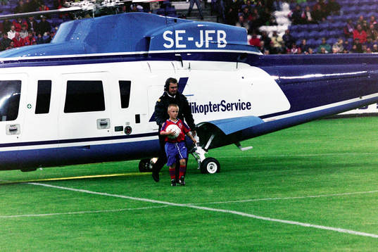 Matchbollen levereras med helikopter till Olympia