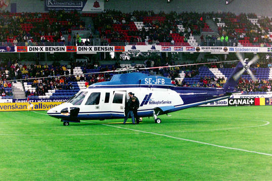 Matchbollen levereras med helikopter till Olympia