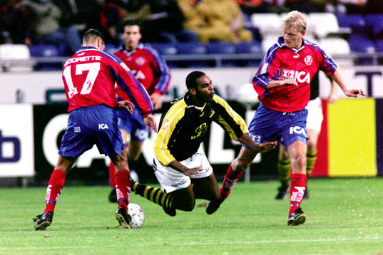 Pascal Simpson, AIK stoppas av Marcus Lantz och Ulrik