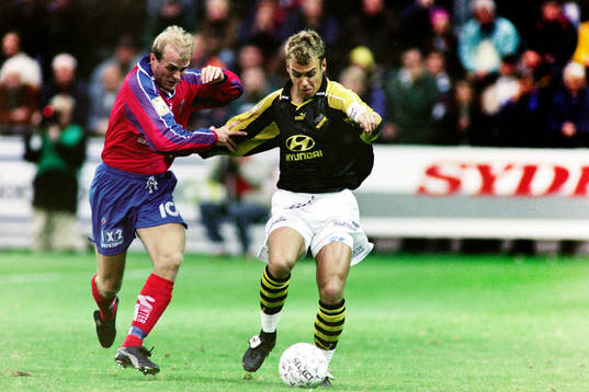 Thomas Gustafsson, AIK uppvaktas av helsingborgs Peter