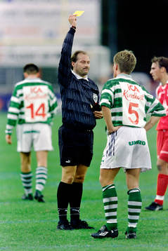 Per-Olof Ståhl, domare ger gult kort till Henrik Larsson,