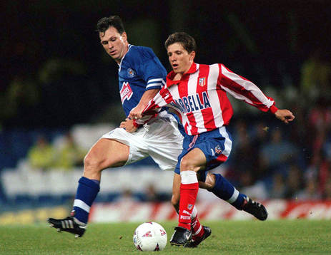Pontus Kåmark, Leicester,  i en duell med Juninho,