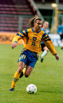Henrik Larsson med bollen