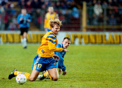 Andreas Andersson på knä