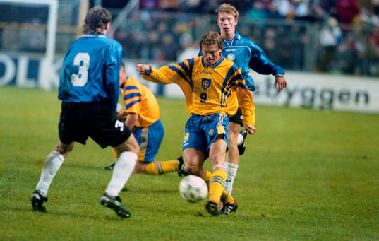 Jesper Blomqvist uppvaktas av två estländare