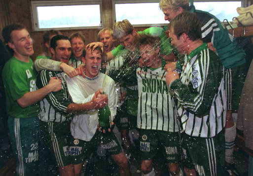 Fotboll Västra Frölunda firar med champagne