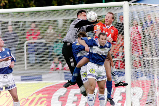 Trelleborgs målvakt Dragan Drljaca utmanas av Stefan