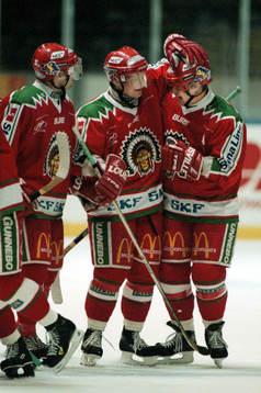 Stefan Larsson jublar och gratuleras