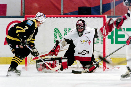 Stefan Gustavsson, AIK framför Roger Nordström, målvakt,