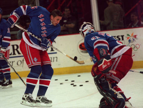 Ulf Samuelsson New York Rangers skojar med pucken