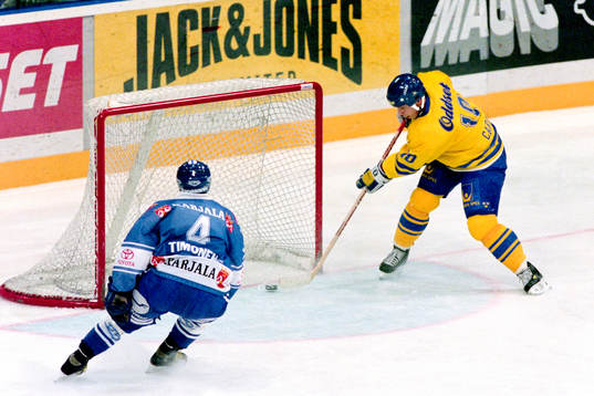 Anders Carlsson, Sverige slår in pucken i mål framför