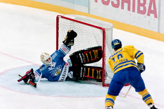 Anders Carlsson, Sverige fri med finlands målvakt Jarmo