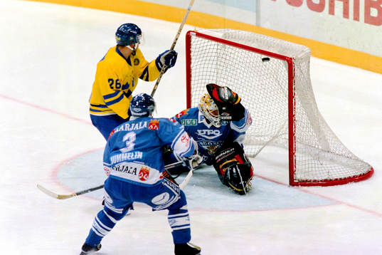Mikael Johansson, Sverige framför finlands målvakt Jarmo