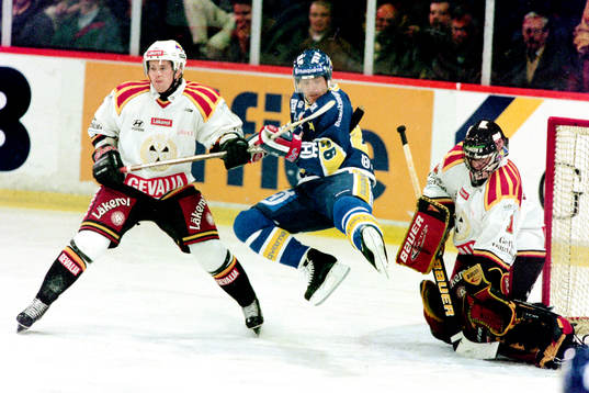 Jerry Persson, HV71 framför brynäs målvakt Johan