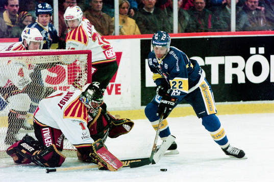 Ulf Dahlén, HV71 framför brynäs målvakt Johan Holmqvist