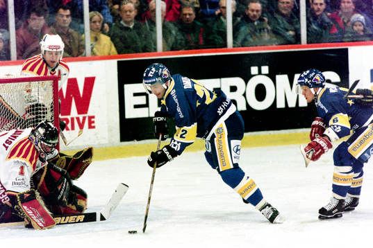 Ulf Dahlén, HV71 framför brynäs målvakt Johan Holmqvist