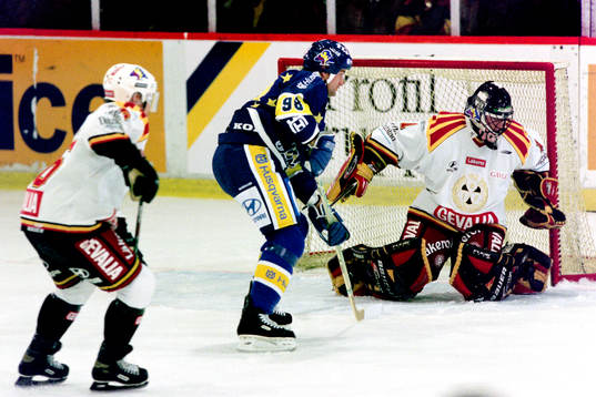 Alexei Salomatin, HV71 fri med brynäs målvakt Johan