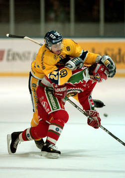 Patrik Lundbäck tacklar Joni Lius