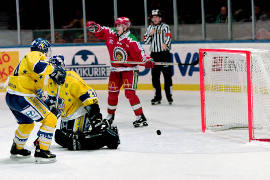 Pucken på väg in i mål bakom Kari Takko, målvakt i HV71