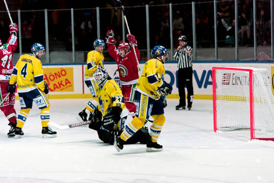 Pucken mål bakom Kari Takko, målvakt i HV71 och jubel i