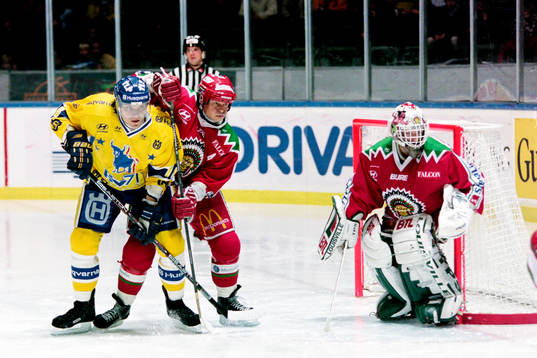 Anders Huusko, HV71 framför Stefan Larsson och Mikael